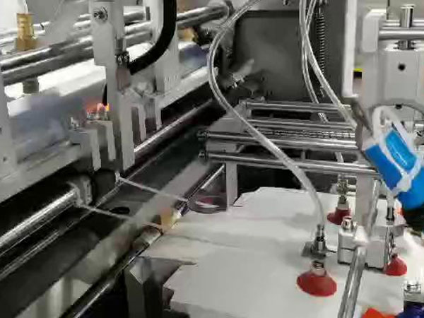 德高機(ji)械生産(chan)禮品盒